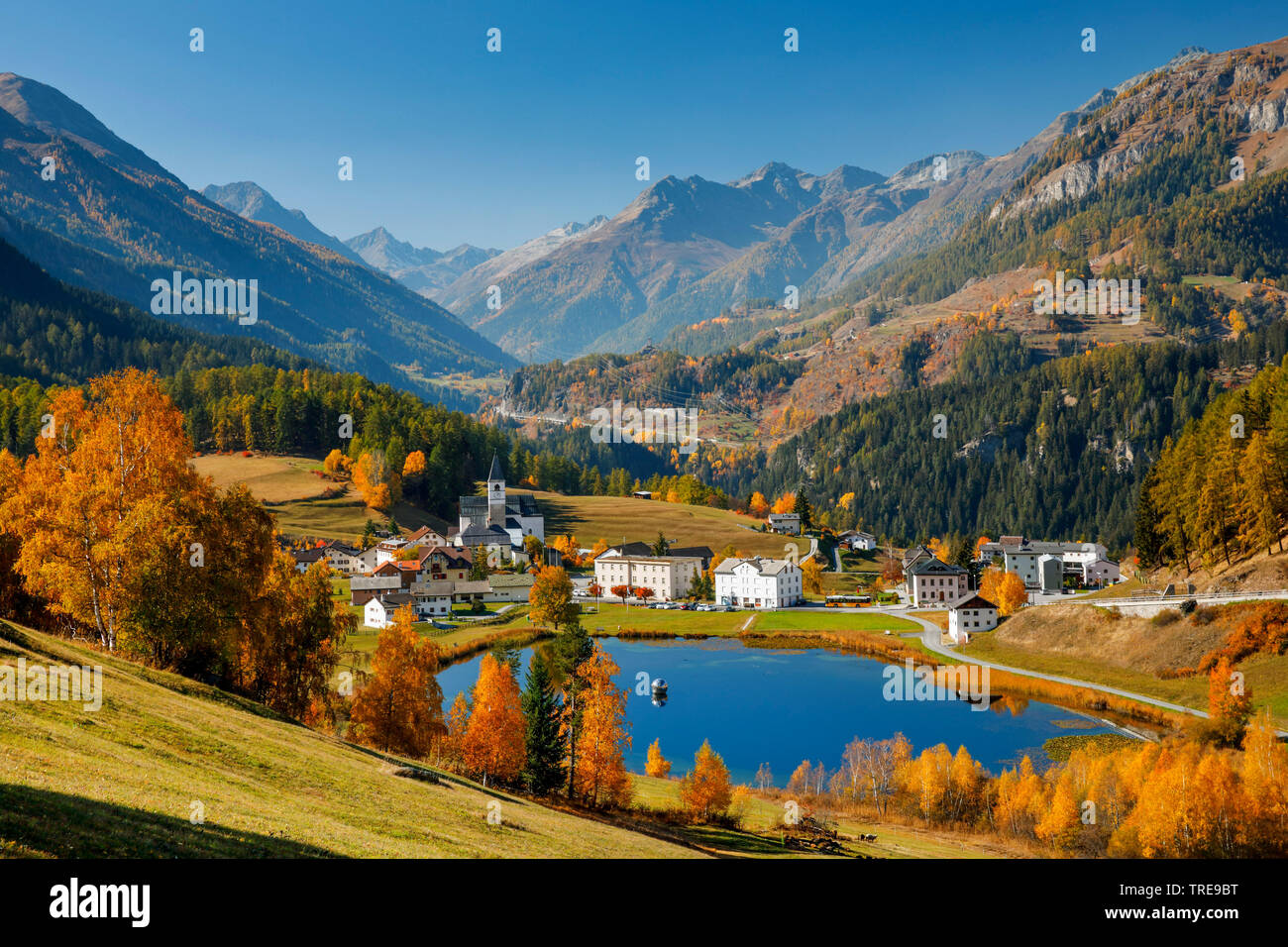 Village de montagne et lac dans les Alpes, Suisse, Grisons, Unterengadin, Tarasp Banque D'Images