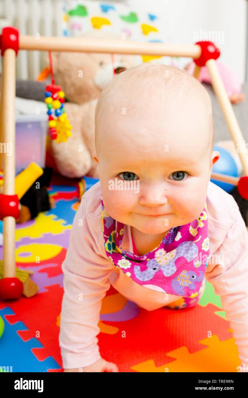 Bebe Ramper Sur Le Sol Et A La Recherche Dans L Appareil Photo Photo Stock Alamy