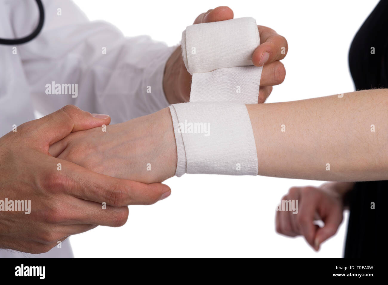 Close up d'un médecin de mettre un bandage sur le poignet féminin Banque D'Images