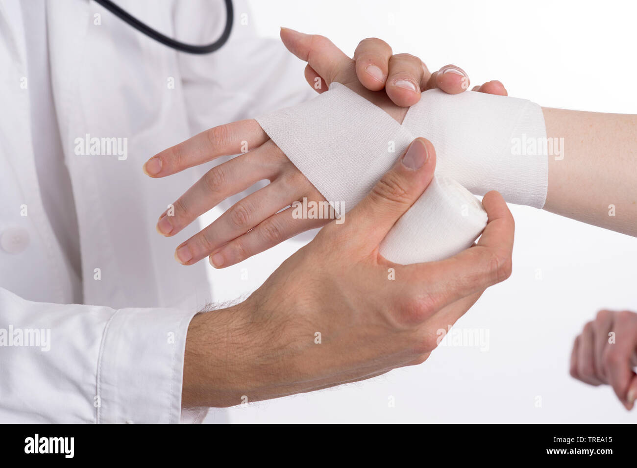 Close up d'un médecin de mettre un pansement sur un poignet féminin Banque D'Images