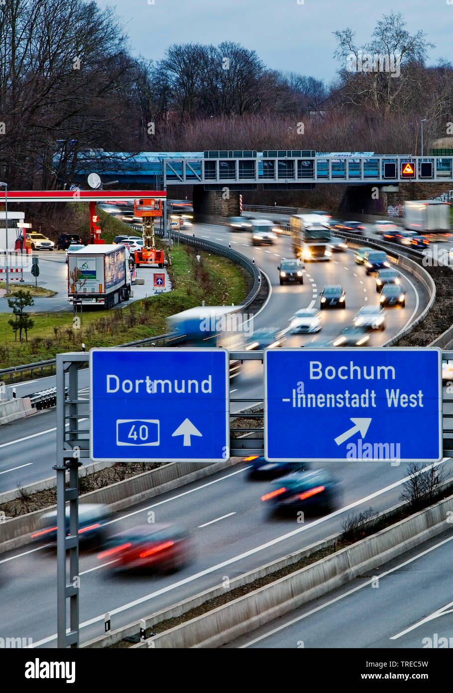 Beaucoup de trafic sur l'autoroute A40, l'Allemagne, en Rhénanie du Nord-Westphalie, région de la Ruhr, Bochum Banque D'Images