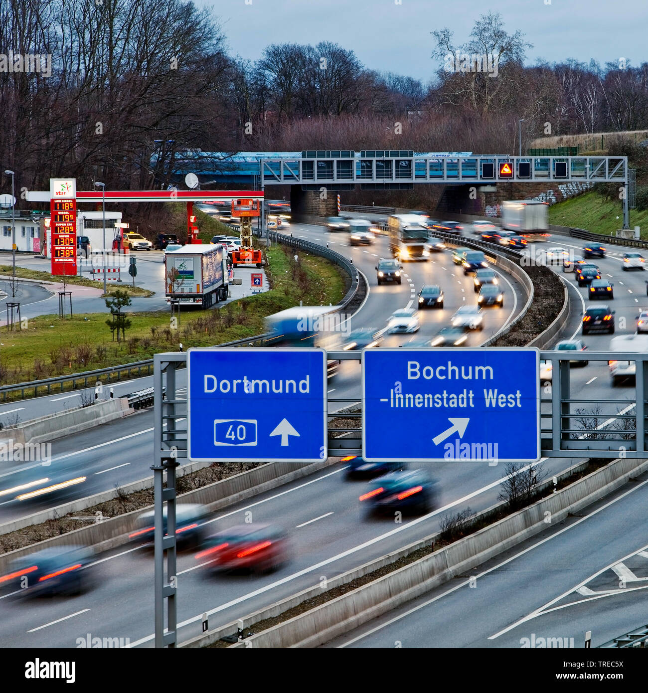 Beaucoup de trafic sur l'autoroute A40, l'Allemagne, en Rhénanie du Nord-Westphalie, région de la Ruhr, Bochum Banque D'Images