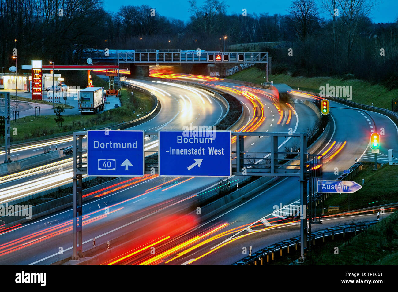 L'autoroute A40 dans la soirée, l'Allemagne, en Rhénanie du Nord-Westphalie, région de la Ruhr, Bochum Banque D'Images