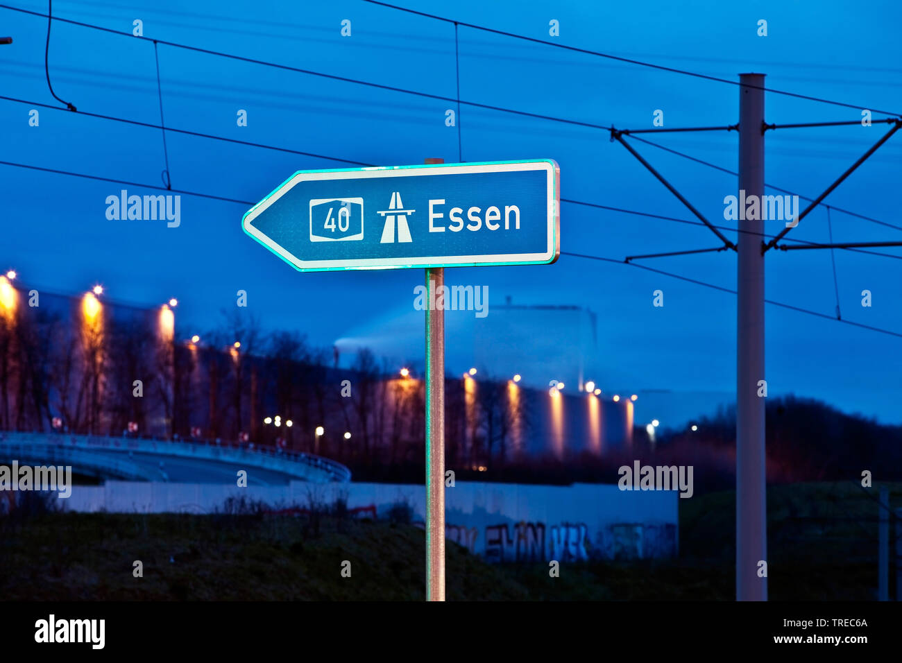Direction d'Essen sur l'autoroute A40 dans la soirée, l'Allemagne, en Rhénanie du Nord-Westphalie, région de la Ruhr, Bochum Banque D'Images