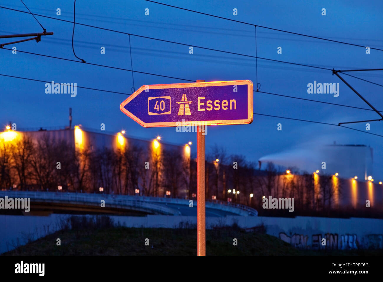 Direction d'Essen sur l'autoroute A40 dans la soirée, l'Allemagne, en Rhénanie du Nord-Westphalie, région de la Ruhr, Bochum Banque D'Images