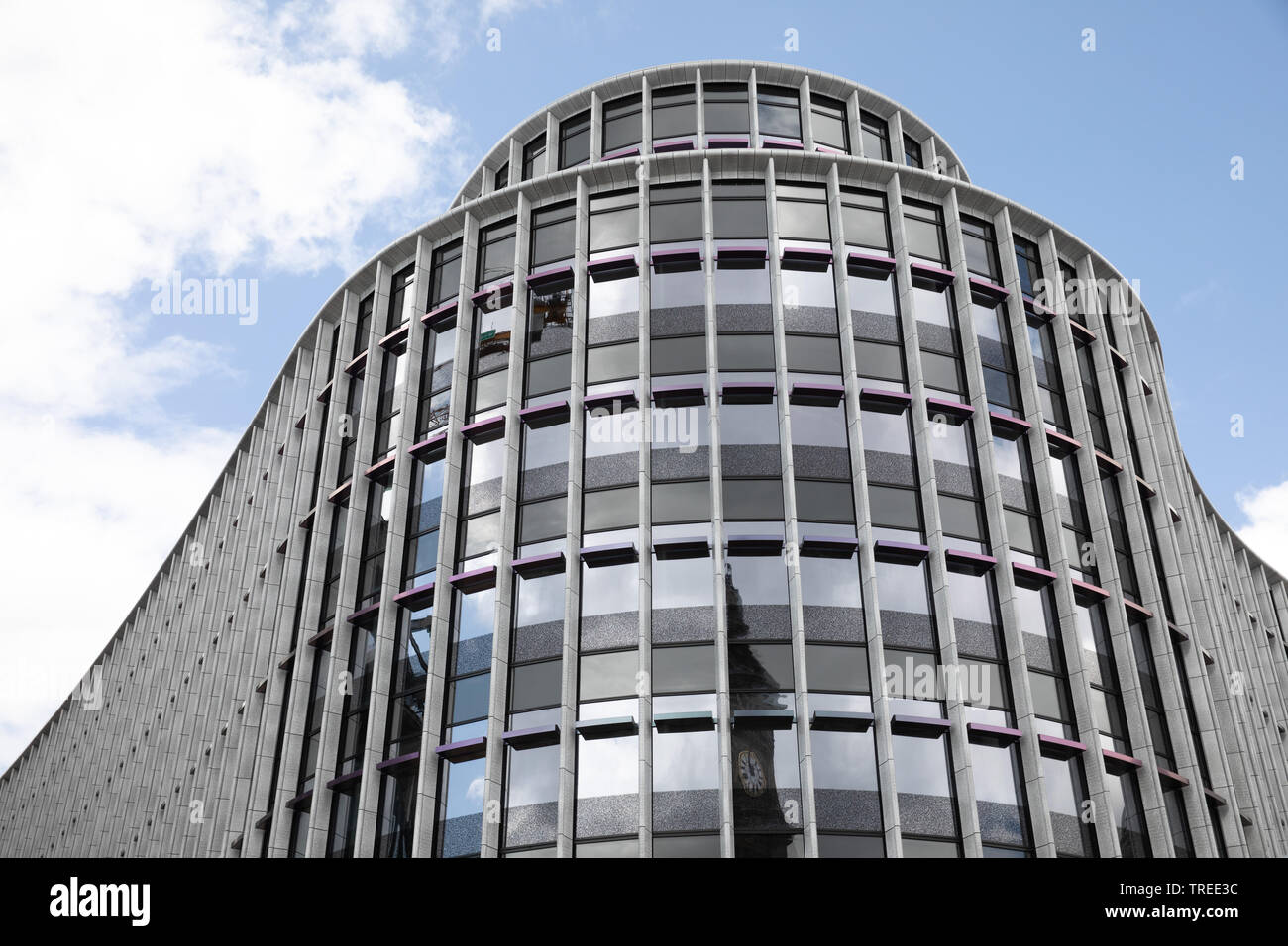 L'architecture moderne en Chamberlain Square, Birmingham. Comité permanent sur l'ancien site de l'ancienne bibliothèque de nouveaux bureaux et magasins sont couverts dans du verre Banque D'Images