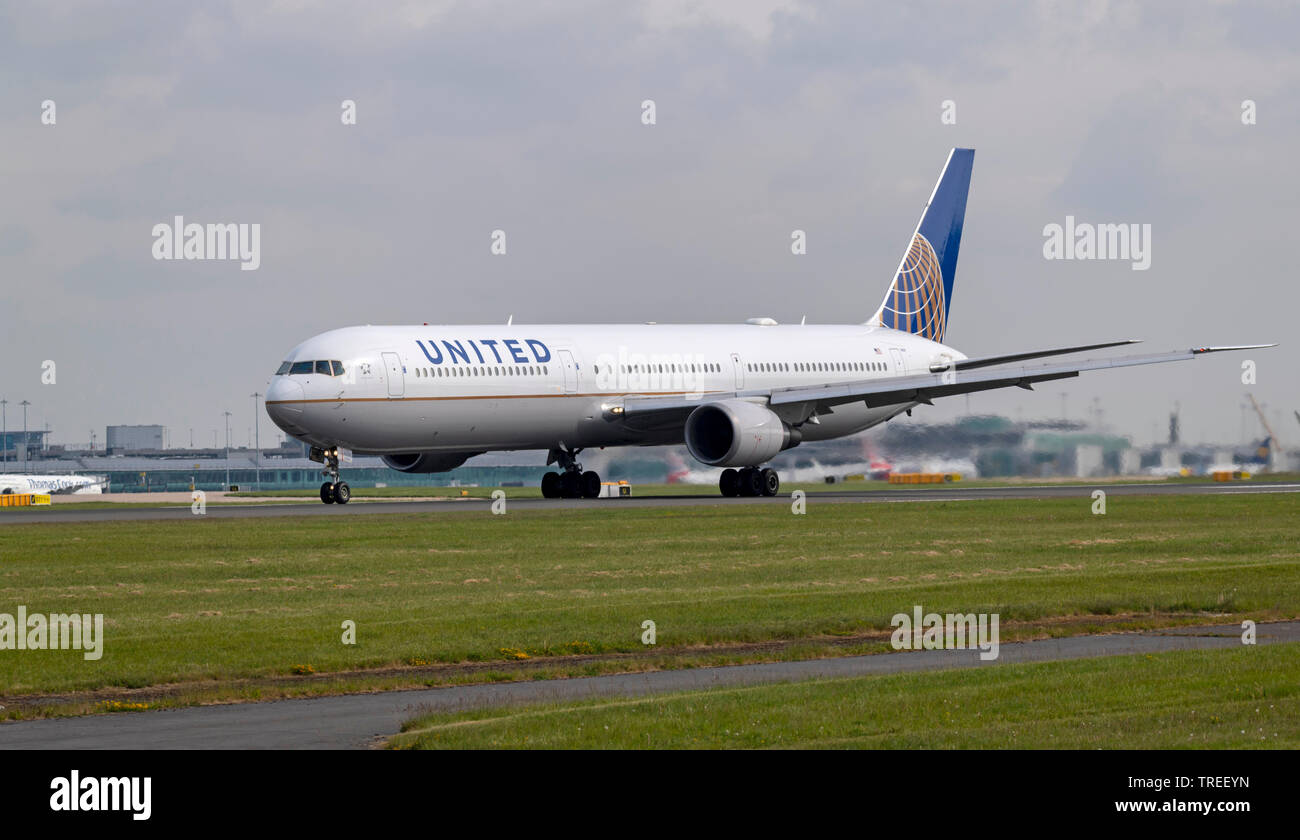 United Airlines Boeing 767-424, N69059, roulant pour le décollage à l'aéroport de Manchester Banque D'Images