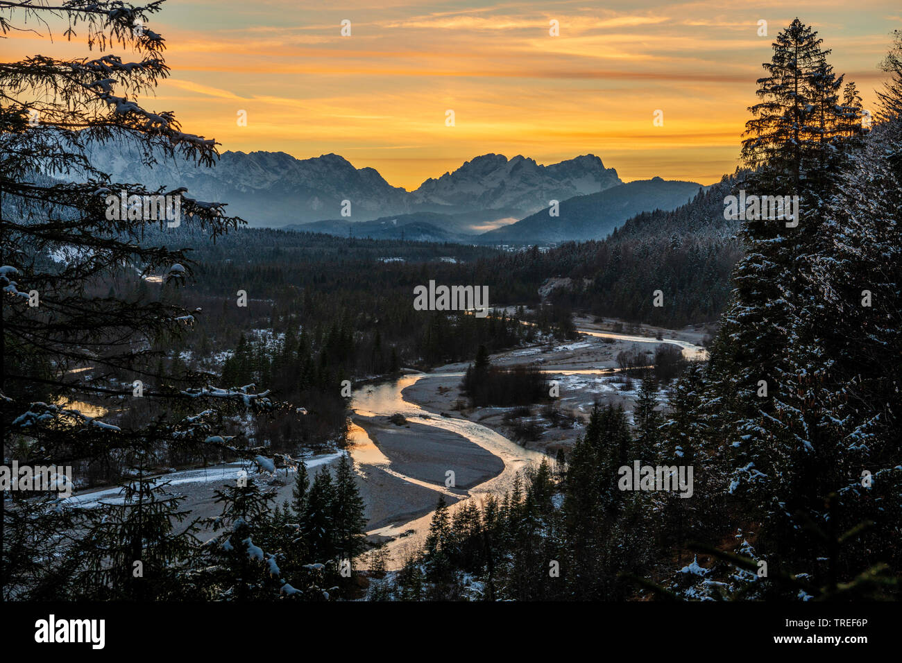 La vallée de l'Isar au coucher du soleil, de l'Allemagne, de Bavière, de Karwendel Banque D'Images