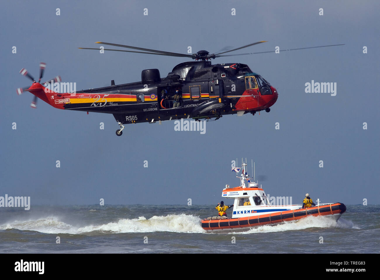 Hélicoptère de sauvetage et la vie bateau lors de démonstration de sauvetage, Pays-Bas Banque D'Images