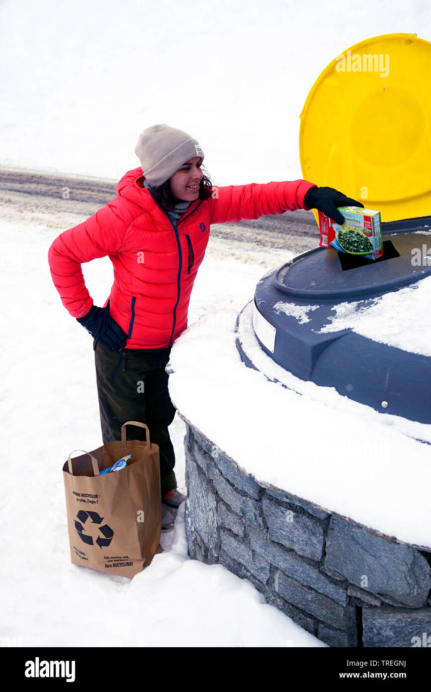 Femme de jeter à la poubelle, tri des déchets, France, Savoie, Sainte-Foy-Tarentaise Banque D'Images