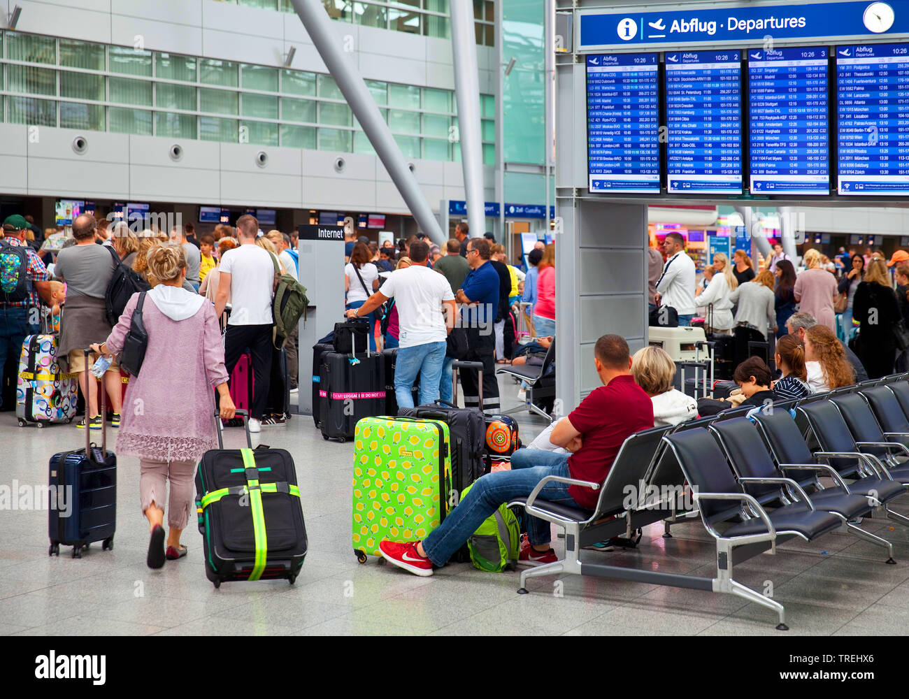 Terminal de l'aéroport avec beaucoup de personnes pendant la saison de vacances , l'Allemagne, en Rhénanie du Nord-Westphalie, Duesseldorf Banque D'Images