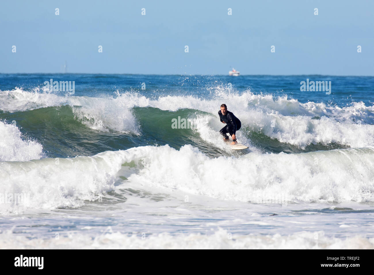 Surfer, USA, Californie, Crystal Cove State Park, Irvine Banque D'Images