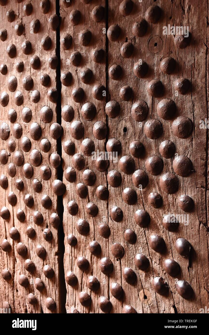 Porte en bois cloutée en Éthiopie ancienne Banque D'Images