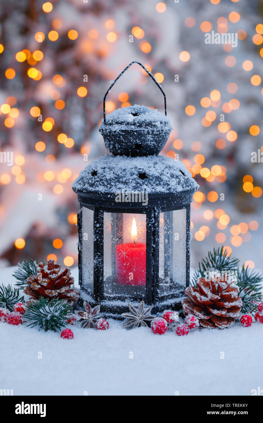 Lanterne avec décoration de Noël debout dans la neige, Suisse Photo Stock -  Alamy
