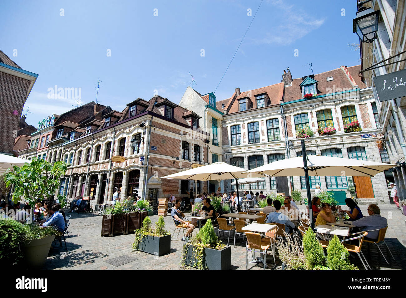 Atmosphère dans une rue piétonne de la vieille ville de Lille (nord de la France), ÒPlace» aux oignons (oignons Carré) : typique des façades de style flamand Banque D'Images