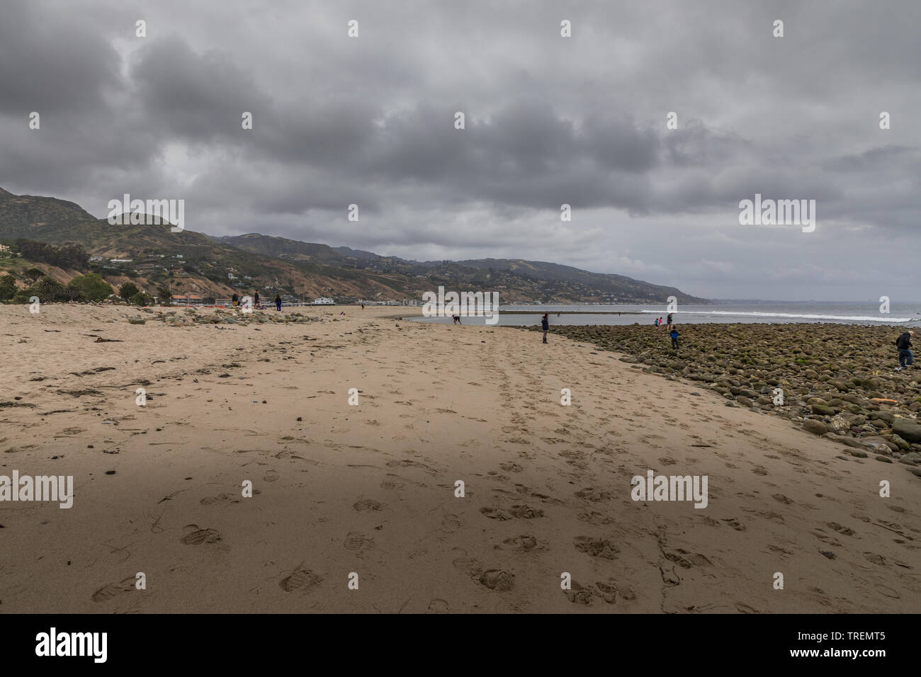 Paysages Plage Malibu par jour nuageux Banque D'Images