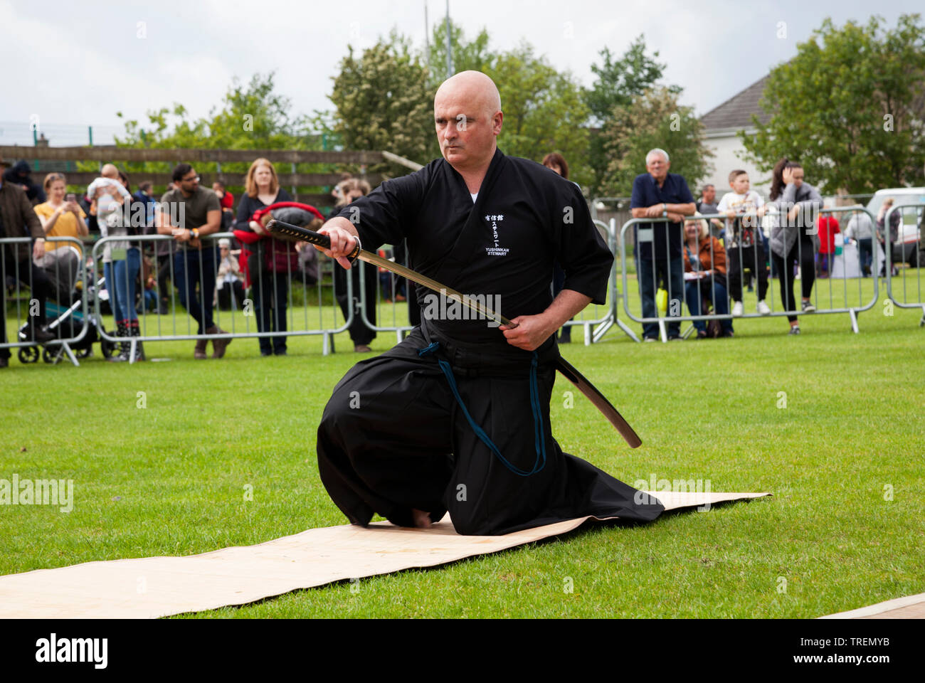 Démonstration d'art martiaux samurai avec une épée à Helensburgh et Lomond Highland Games, Argyll, Scotland Banque D'Images