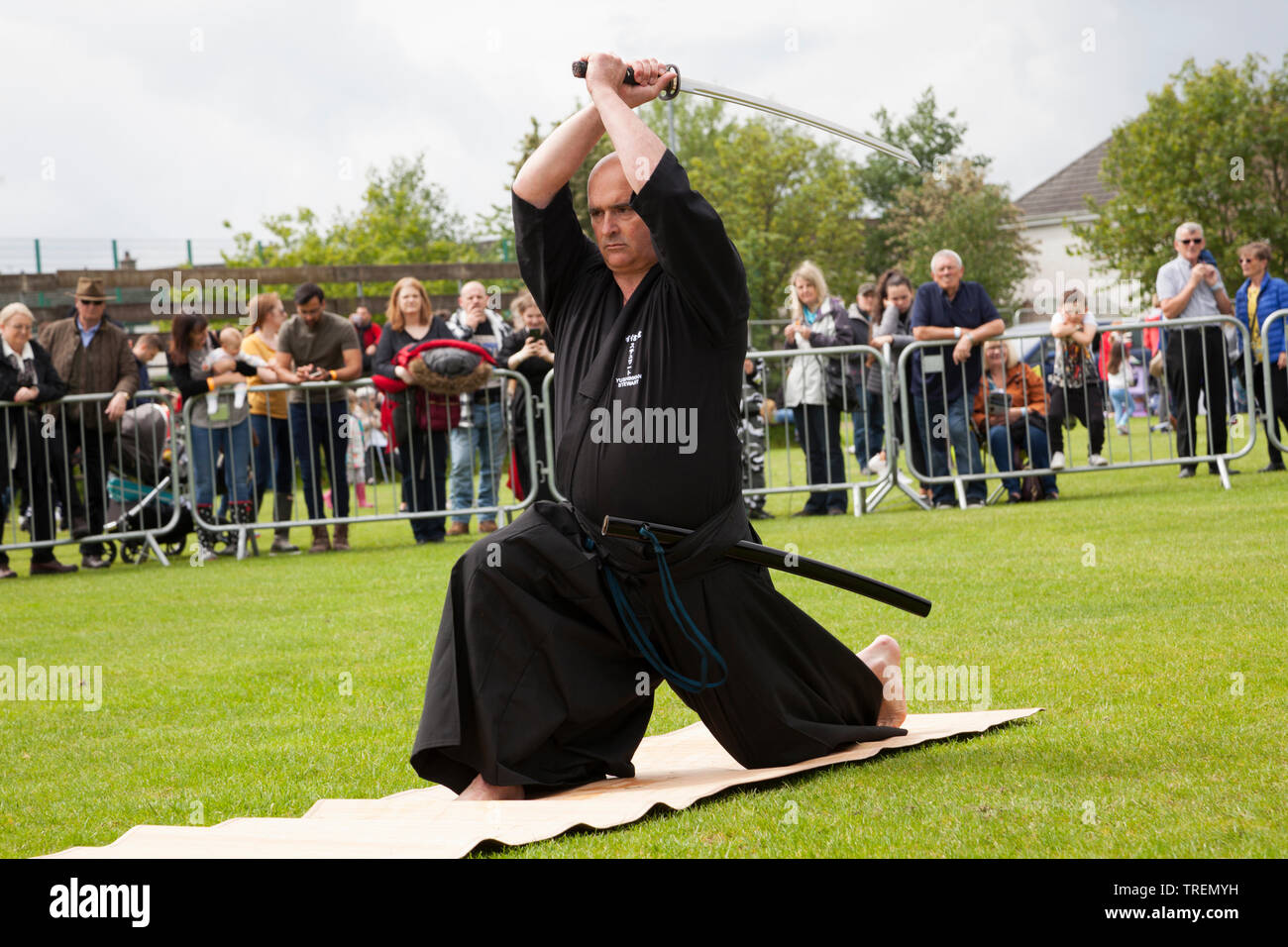 Démonstration d'art martiaux samurai avec une épée à Helensburgh et Lomond Highland Games, Argyll, Scotland Banque D'Images