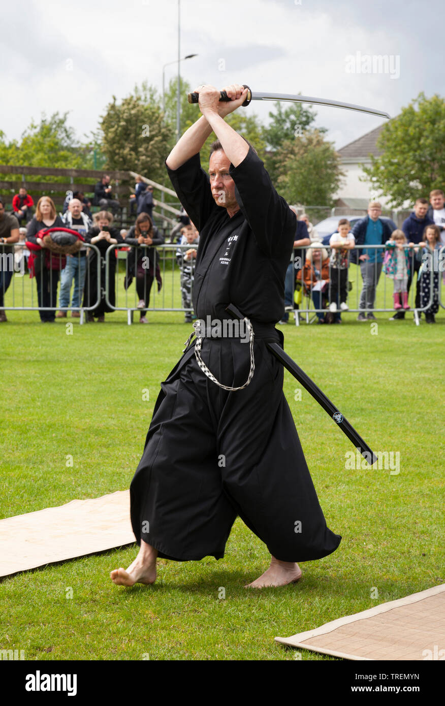 Démonstration d'art martiaux samurai avec une épée à Helensburgh et Lomond Highland Games, Argyll, Scotland Banque D'Images