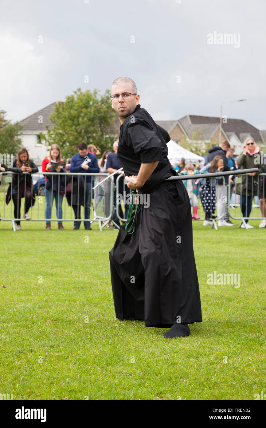 Démonstration d'art martiaux samurai avec une épée à Helensburgh et Lomond Highland Games, Argyll, Scotland Banque D'Images
