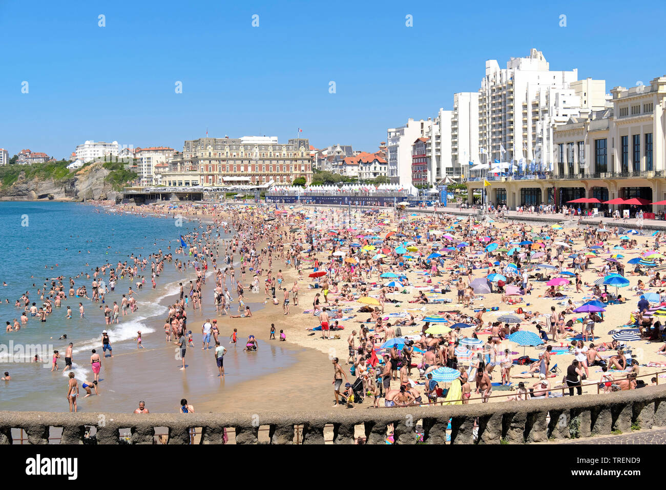 Biarritz (Sud-ouest de la France) : la foule 'Grande Plage Plage'. Foule sur la plage principale de Biarritz, les gens profiter du soleil, fin mai Banque D'Images