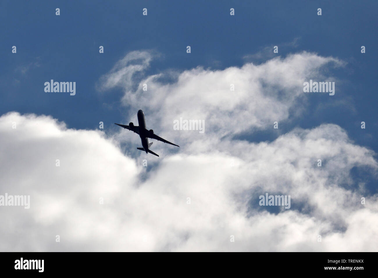 Vol d'un avion dans le ciel. Silhouette d'un avion de passagers décollant sur fond de nuages de tempête Banque D'Images