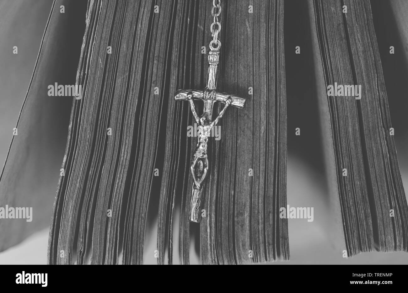 La sainte bible avec chapelet sur fond de bois Banque D'Images