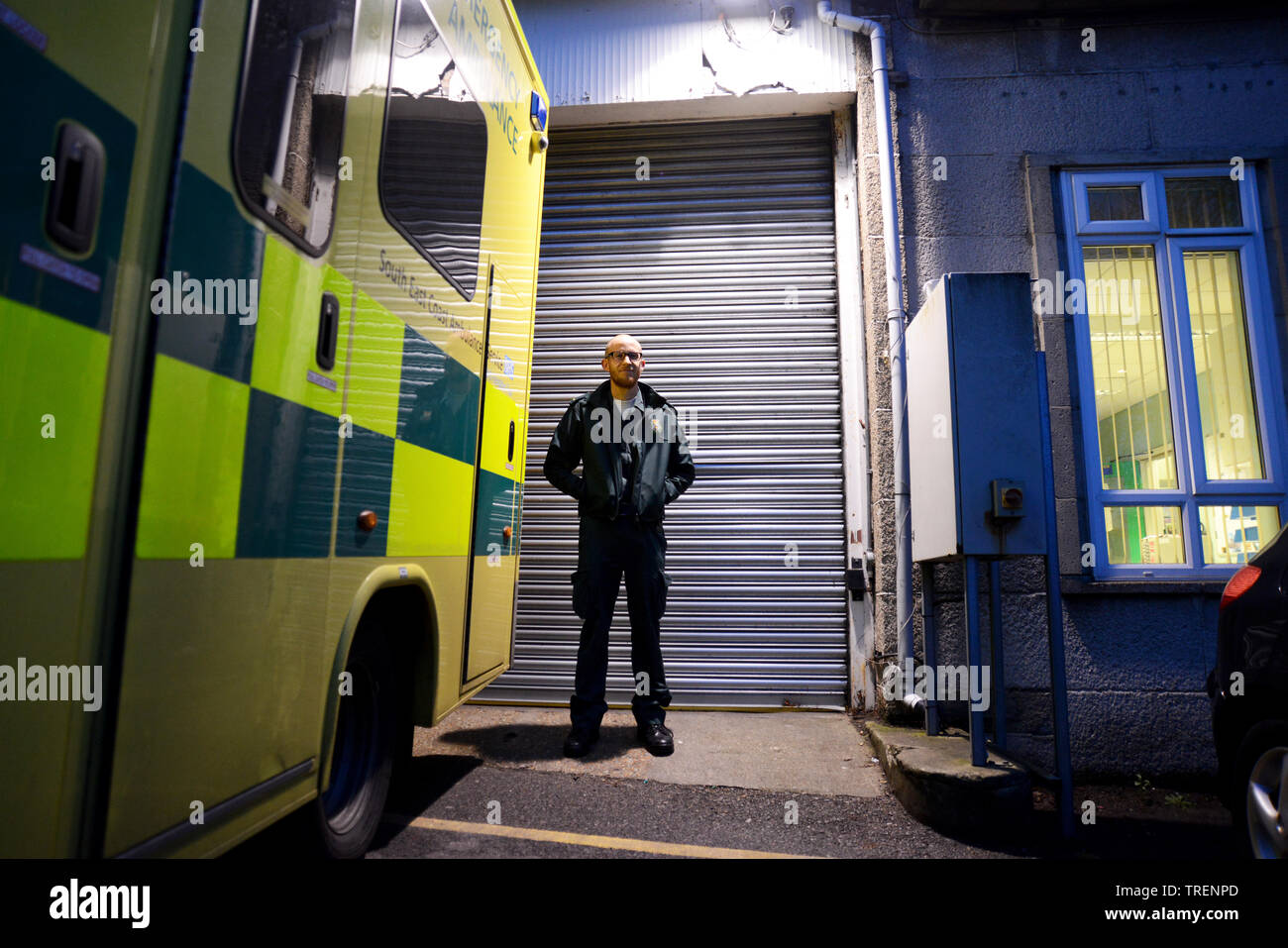Vue générale d'une ambulance avec un paramédic à Brighton, East Sussex, UK. Banque D'Images