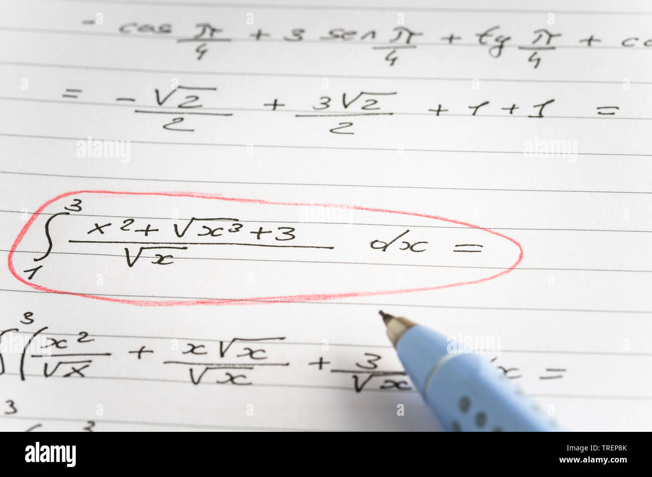 Dans cirled formule mathématiques manuscrites red Banque D'Images