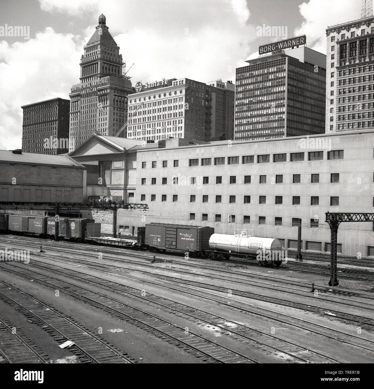 1960s, historique, Chicago, États-Unis, centre-ville et vue de cette époque à travers la cour de chemin de fer de Central Depot aux grands immeubles de bureaux de compagnies américaines telles que Borg-Warner, Santa-Fe et Continental National American situé sur South Michigan Avenue. La ville de Chicago est remplie de cours de chemin de fer pour tous les trains à commencer et à terminer, à un moment de son histoire, il y avait plus de 70. Banque D'Images