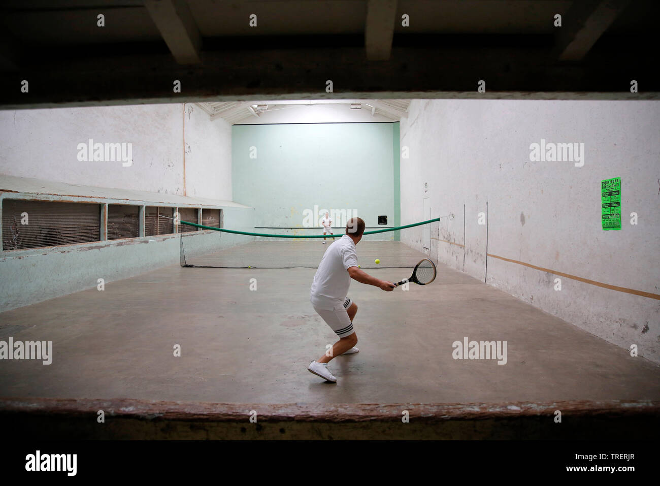 Démonstration de la "jeu de paume" match au fronton de Les Aldudes ('Trinquet des Aldudes'), au Pays Basque (sud-ouest de la France) Banque D'Images