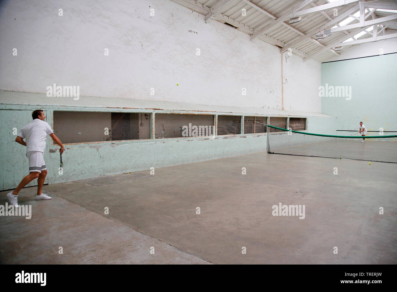 Démonstration de la "jeu de paume" match au fronton de Les Aldudes ('Trinquet des Aldudes'), au Pays Basque (sud-ouest de la France) Banque D'Images