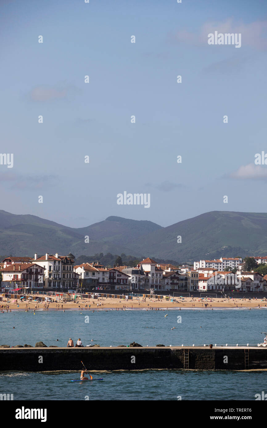 Saint-Jean-de-Luz (sud-ouest de la France) : les bâtiments et les habitations le long de la grande plage *** *** légende locale Banque D'Images