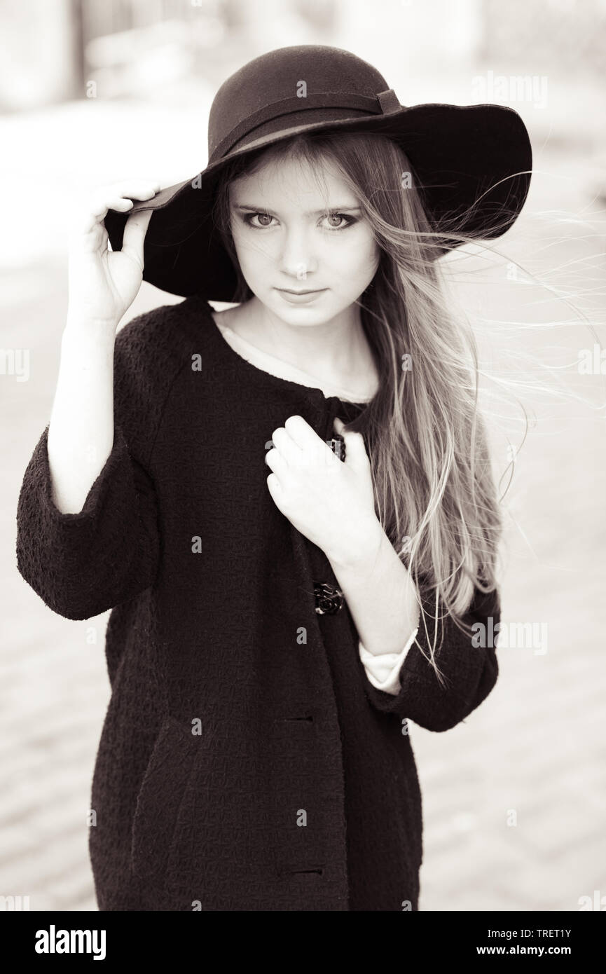 Belle Jeune Fille 14-16 ans, portant un chapeau et manteau noir à  l'extérieur. Image en noir et blanc. À la mode Photo Stock - Alamy