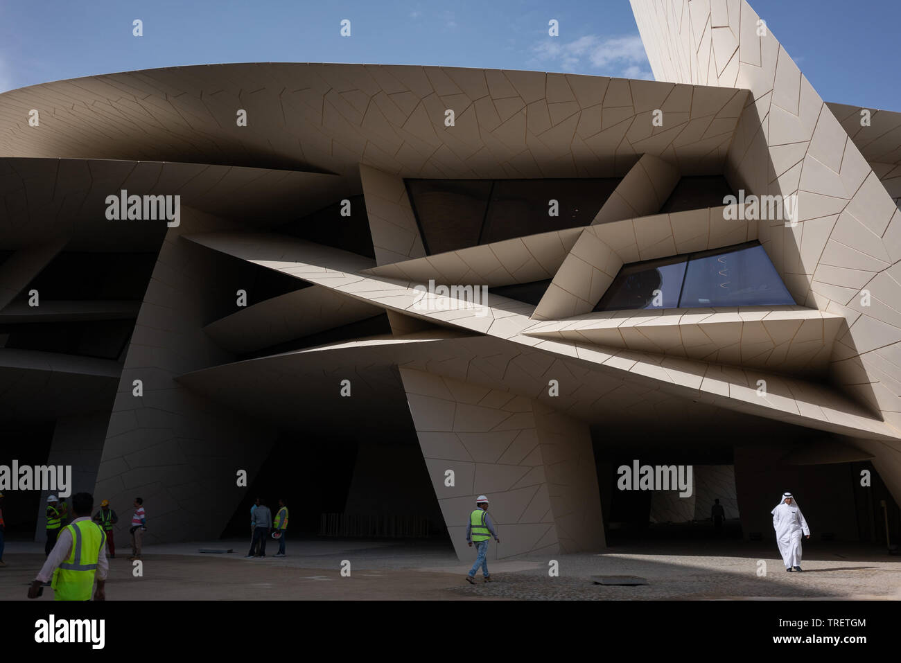 Conçu par Jean Nouvel, lauréat du prix Pritzker, l'architecte français, le Musée national du Qatar est situé sur le front de mer de Doha corniche. Le musée est le premier bâtiment notable visiteurs voir comme ils font leur chemin à partir de l'aéroport et le centre-ville. Le musée est une toit incurvé, qui ressemble à un puzzle géant, est composé de 76 000 à 3 600 panneaux de différentes formes et tailles. Le musée a pour objectif de raconter l'histoire de l'histoire du Qatar, célèbre son passé et Bédouins présent riches en énergie. Banque D'Images