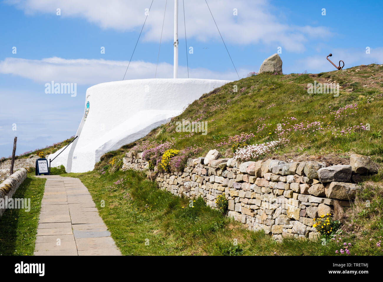 Chemin vers le centre d'accueil de l'ancien corps de garde-côtes européens lookout construit à l'intérieur rempart de Pictish fort. Burghead, Moray, Écosse, Royaume-Uni, Angleterre Banque D'Images