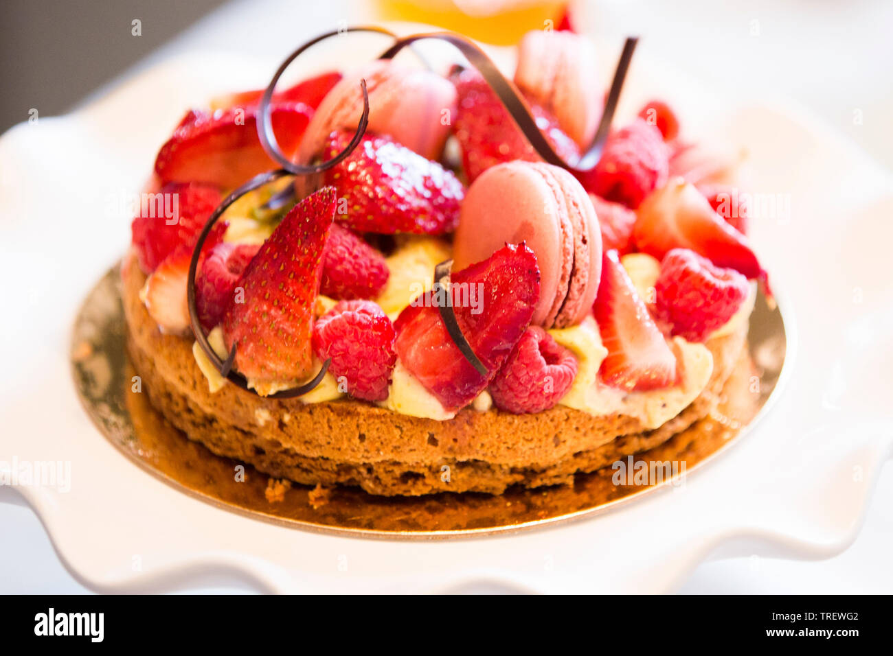 Gateau Breton Plougastel Gateau Aux Amandes Humides De Chocolat Blanc Ganache Pistache Macarons Aux Framboises Fruits Frais Photo Stock Alamy
