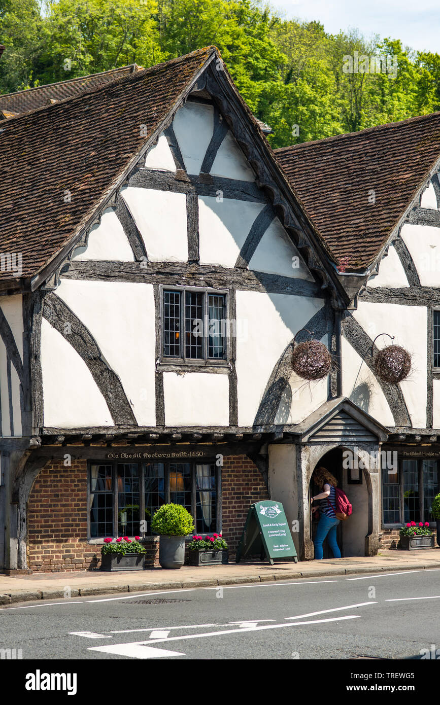 L'ancien presbytère datant de 1450 Cheil est un bâtiment à colombages médiéval qui abrite maintenant un restaurant à Winchester, Hampshire, England, UK. Banque D'Images