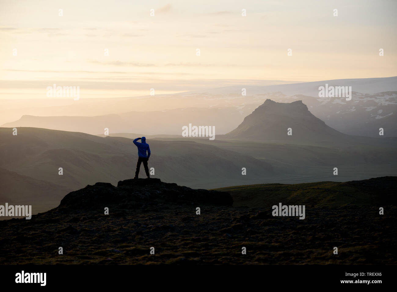 L'envisage une vue majestueuse de l'Islande. Cap Dyrholaey. Paysage avec un beau coucher de soleil Banque D'Images