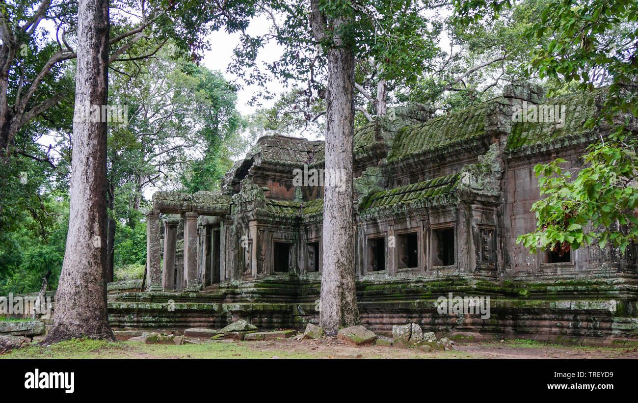 Patrimoine architectural de ruiné Ta Prohm temple ancien complexe avec pierres éparpillées et vieux rock. (Angkor Wat, l'UNESCO, Siem Reap, Cambodge) Banque D'Images