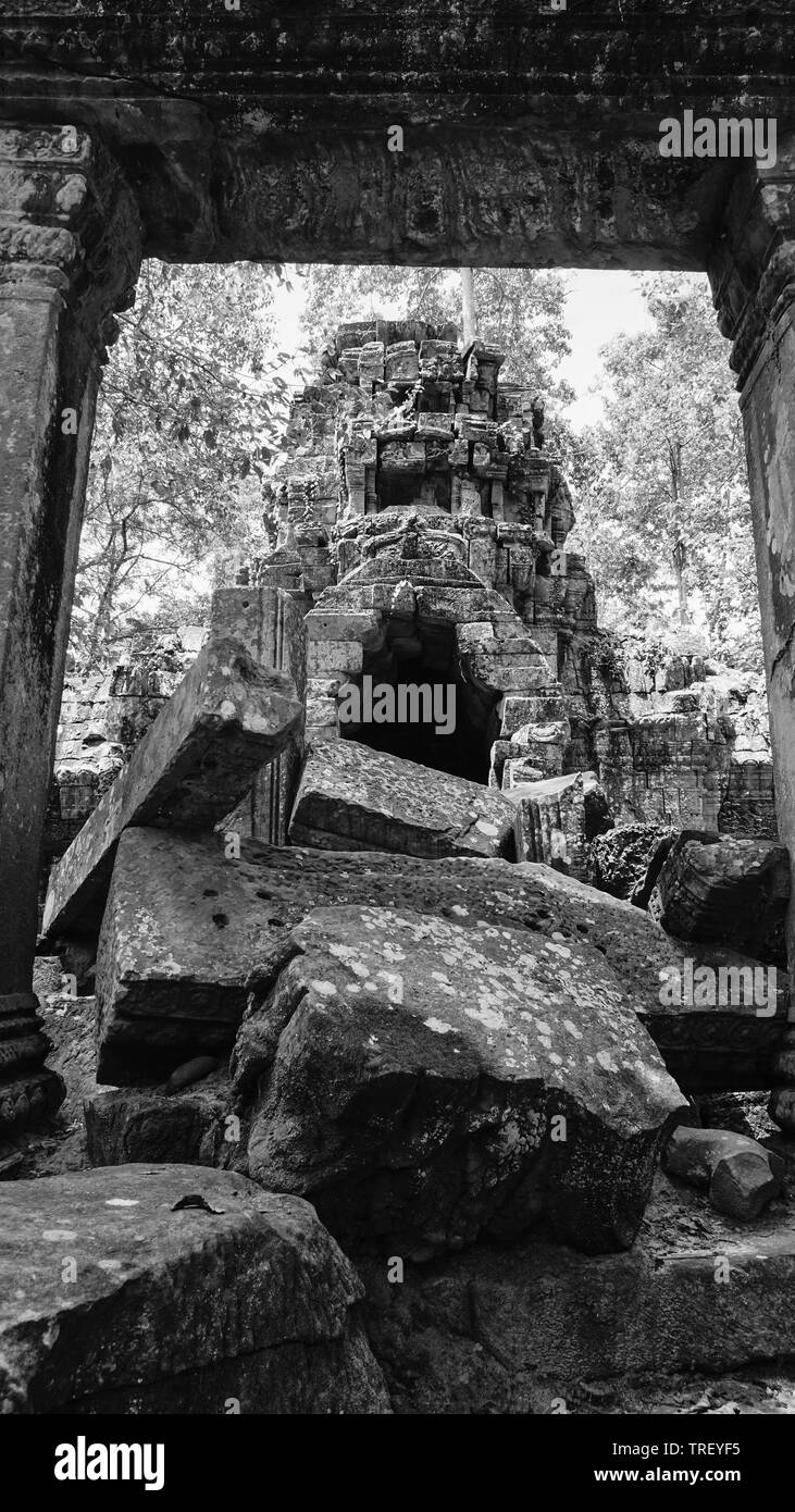 Patrimoine architectural de ruiné Ta Prohm temple ancien complexe avec pierres éparpillées et vieux rock. (Angkor Wat, l'UNESCO, Siem Reap, Cambodge) Banque D'Images