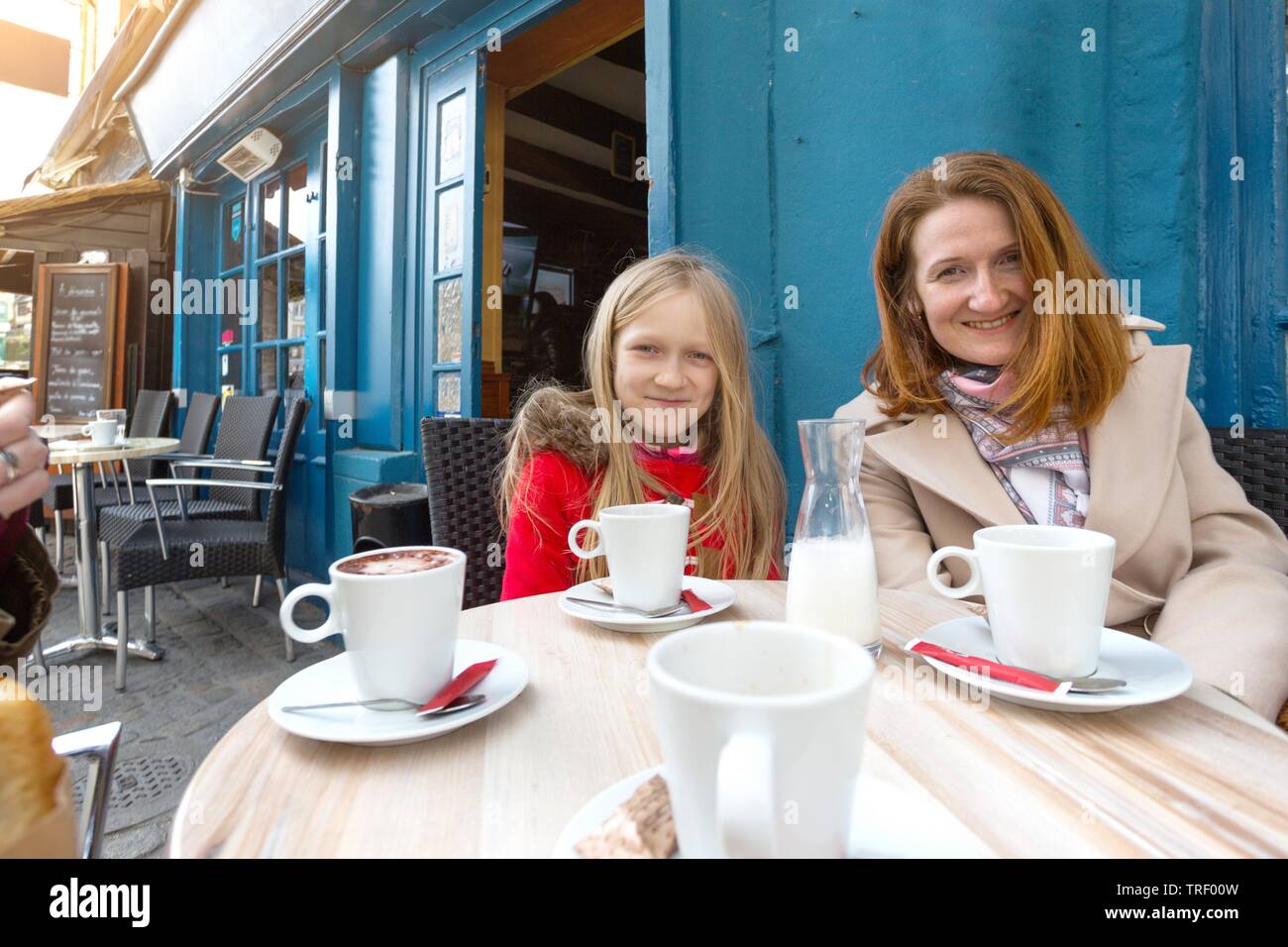Mère et fille au caffee traditionnel français. Morlaix, France Banque D'Images