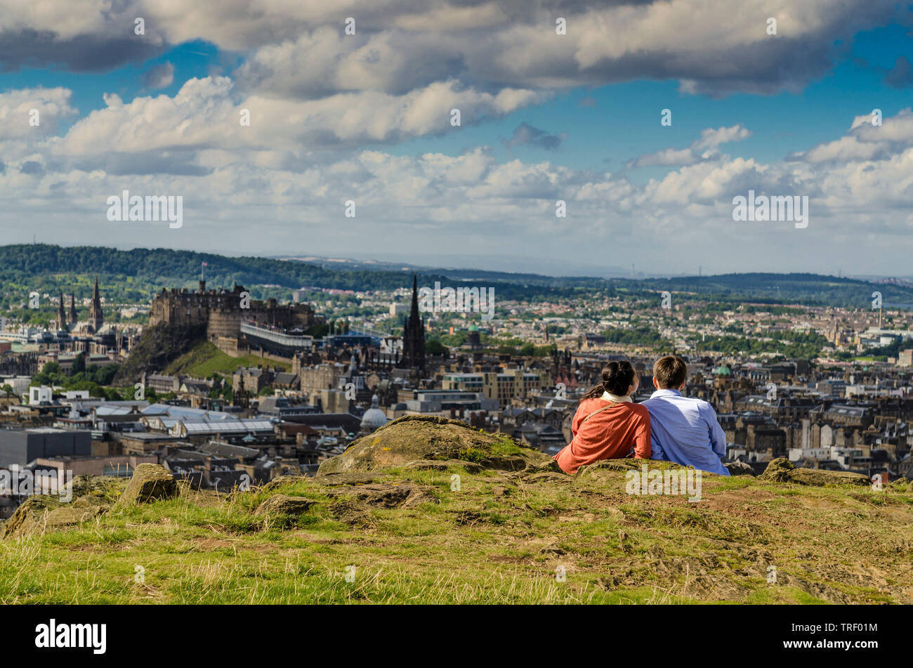 Couple gazing dans toute la ville de Salisbury Crags Banque D'Images