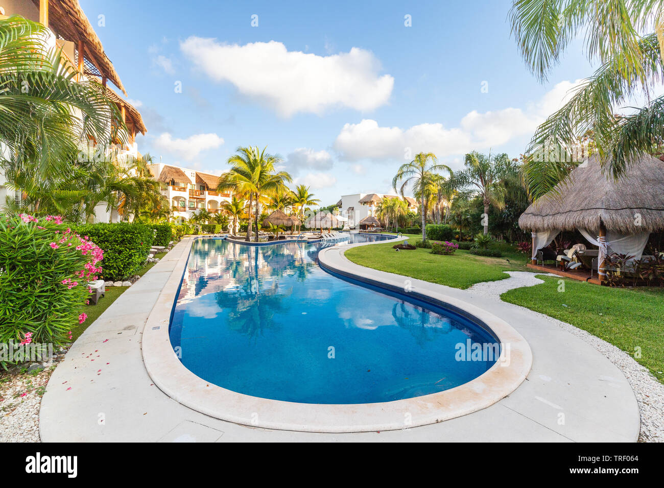 La rivière artificielle à l'Valentin Imperial Maya resort avec chambres tout autour et beaucoup de chaises longues pour se détendre. Banque D'Images