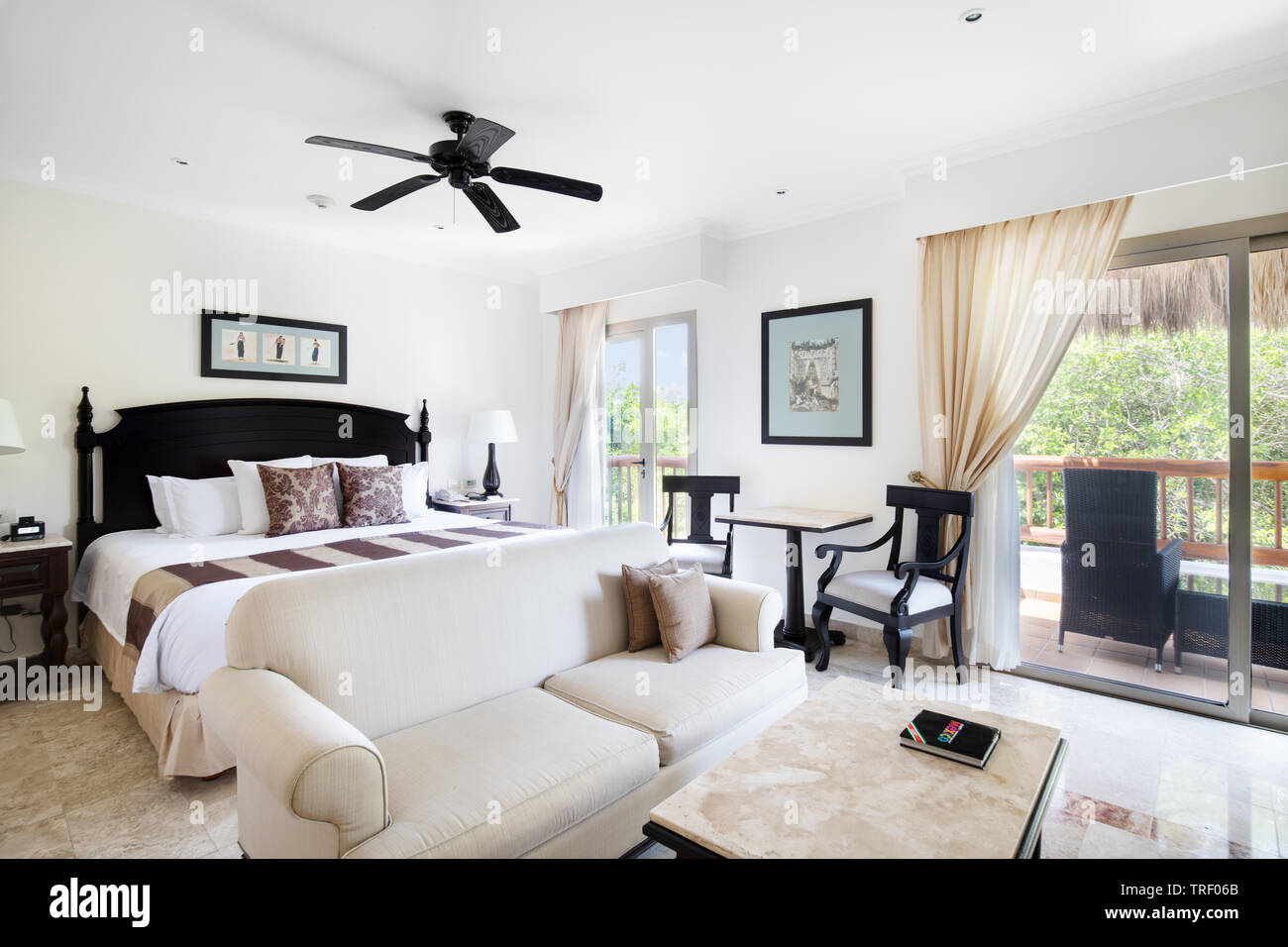 Une chambre d'hôtel à la formule tout compris, resort, Valentin Imperial Maya. Cette chambre dispose d''un bain à remous, d''un balcon et beaucoup d'espace. Banque D'Images