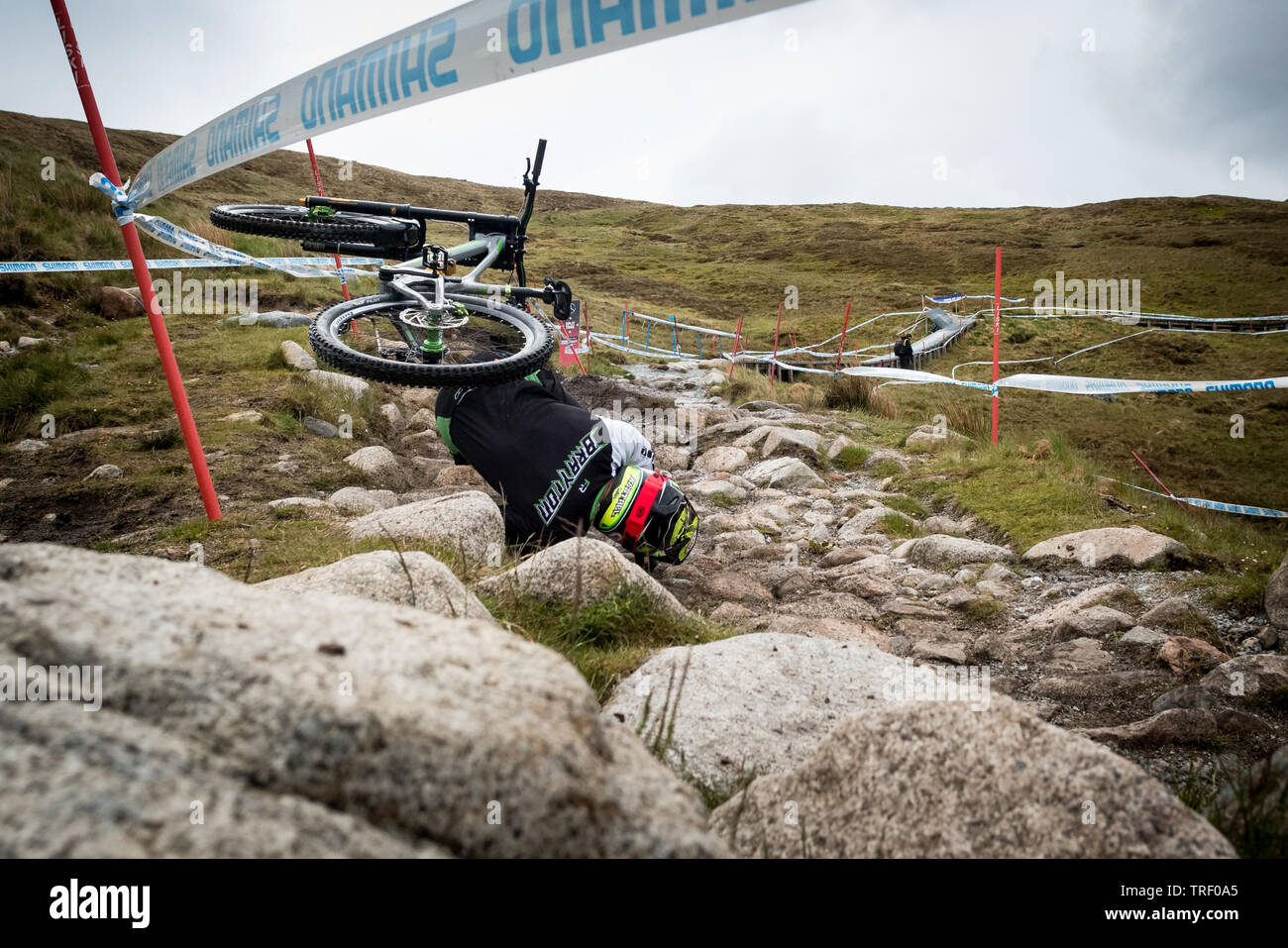 Vtt de descente accident - rider Adam Brayton lors de la Coupe du Monde de vélo de montagne UCI en Fort William 2019 au cours de la pratique 12 images 10/12 Banque D'Images