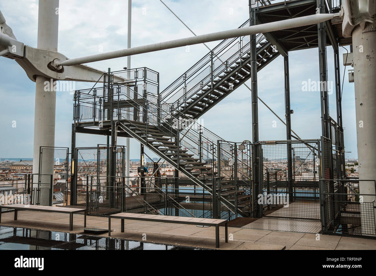 Escaliers de secours et les toits vus du centre Georges Pompidou à Paris. L'un des plus impressionnants du monde centre culturel en France. Banque D'Images