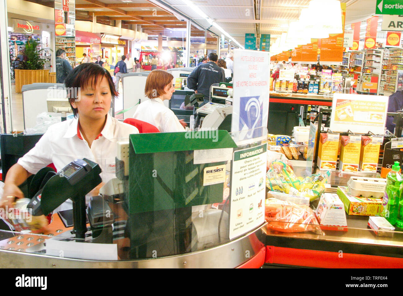 Hypermarché Auchan, employé handicapé, Ecully, France Banque D'Images