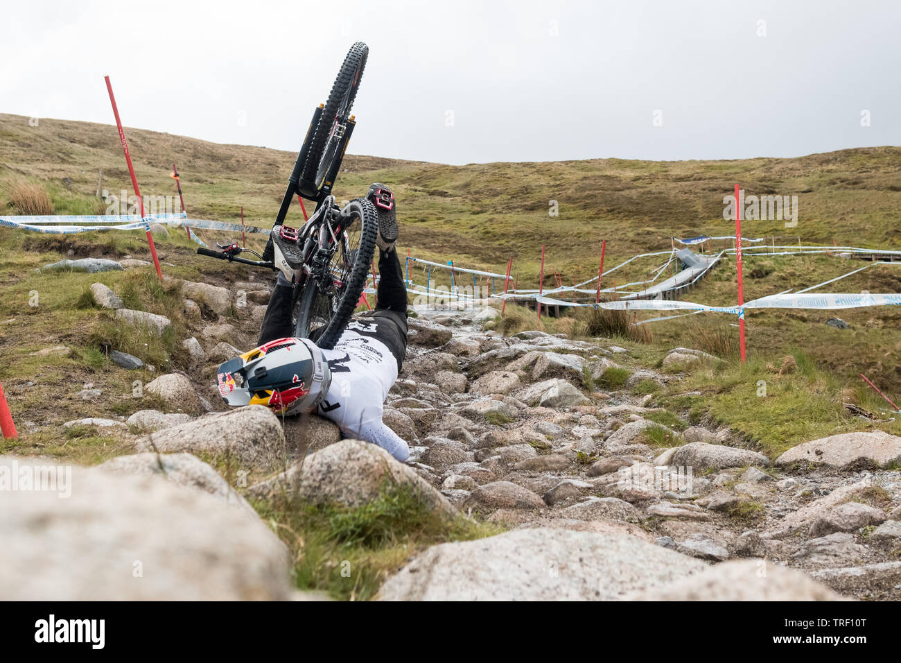 Finn Iles séquence de l'accident au cours de pratique run - Coupe du Monde de vélo de montagne UCI à Fort William, ÉCOSSE - série de 13 images libre 10/13 Banque D'Images