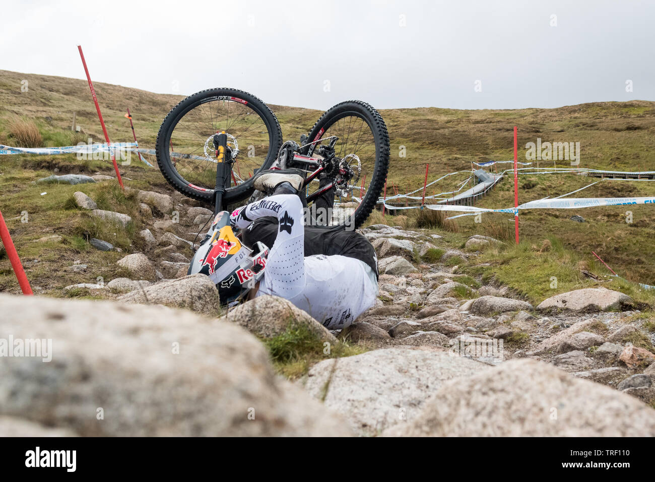 Finn Iles séquence de l'accident au cours de pratique run - Coupe du Monde de vélo de montagne UCI à Fort William, ÉCOSSE - série de 13 images libre 12/13 Banque D'Images